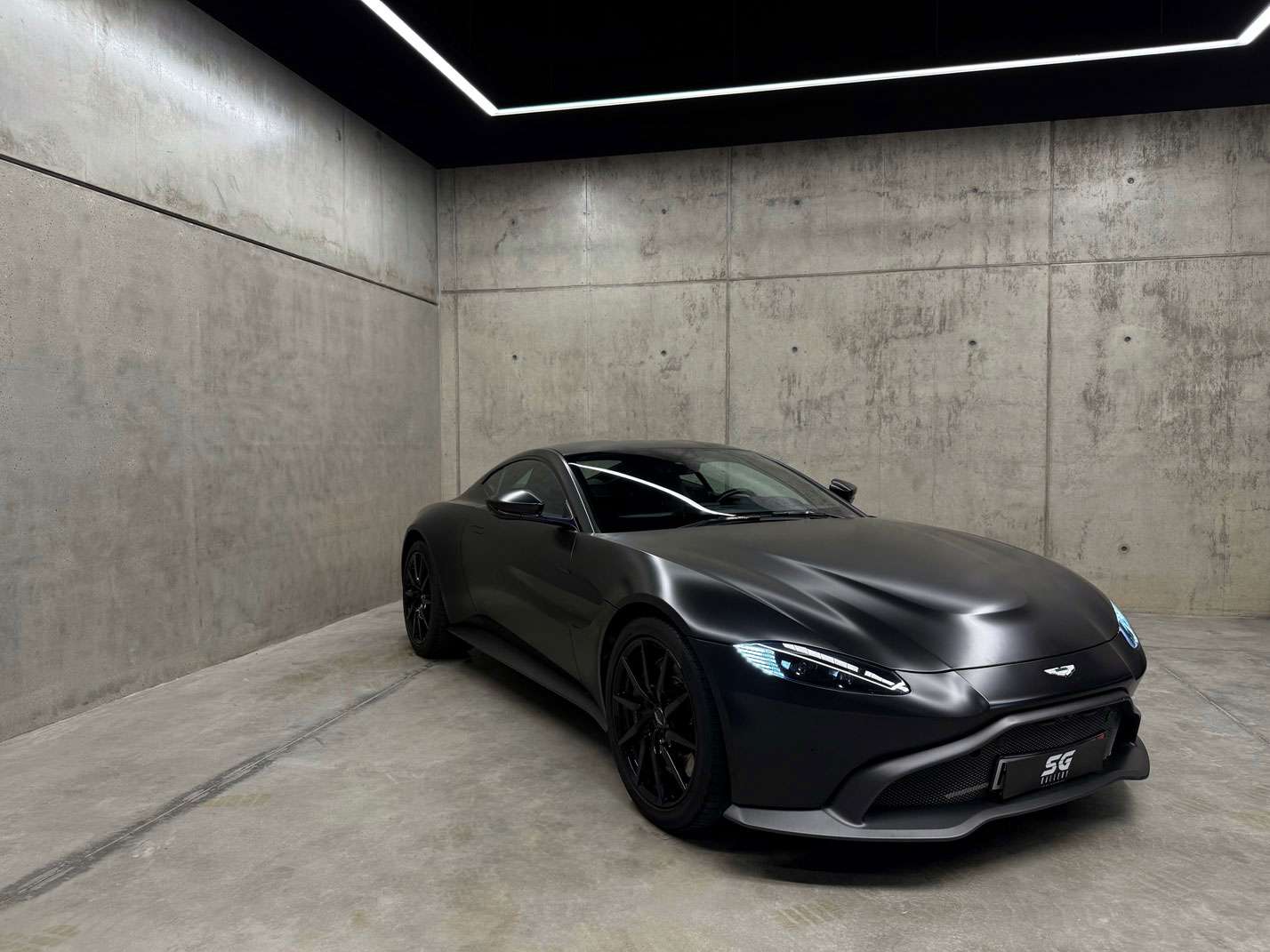 ASTON MARTIN VANTAGE